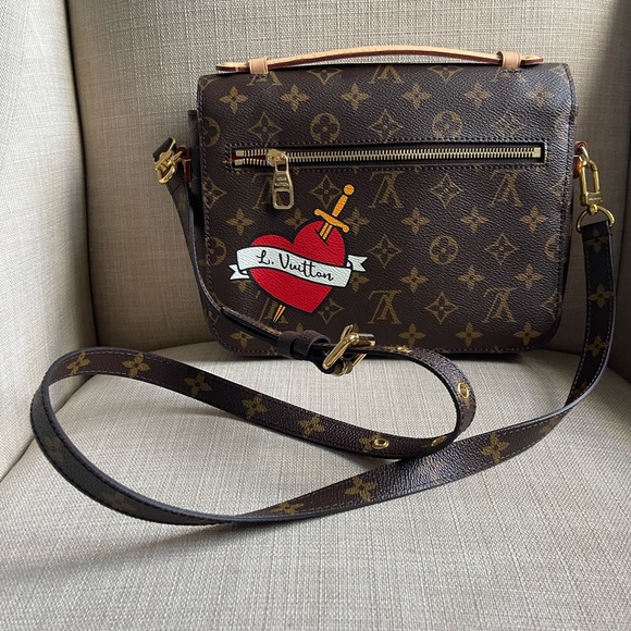 Limited Edition
Louis Vuitton Pochette Metis Patches Bag - Picture 3 of 8